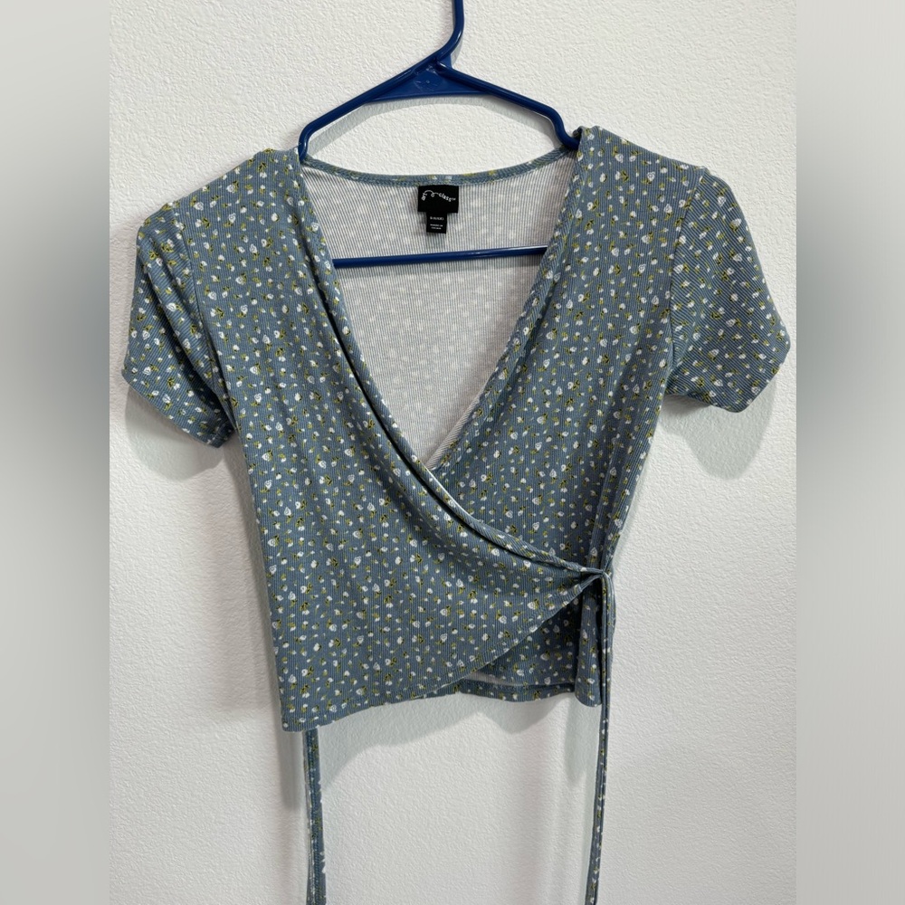 Art Class Ribbed Floral Wrap Top Girls Size 6X Blue Shirt Sleeve